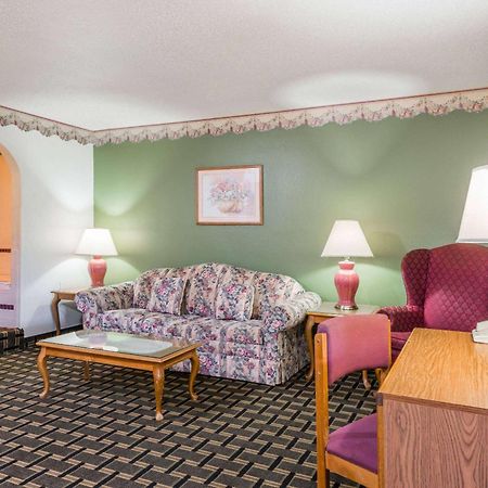 Super 8 By Wyndham Coshocton Roscoe Village Extérieur photo
