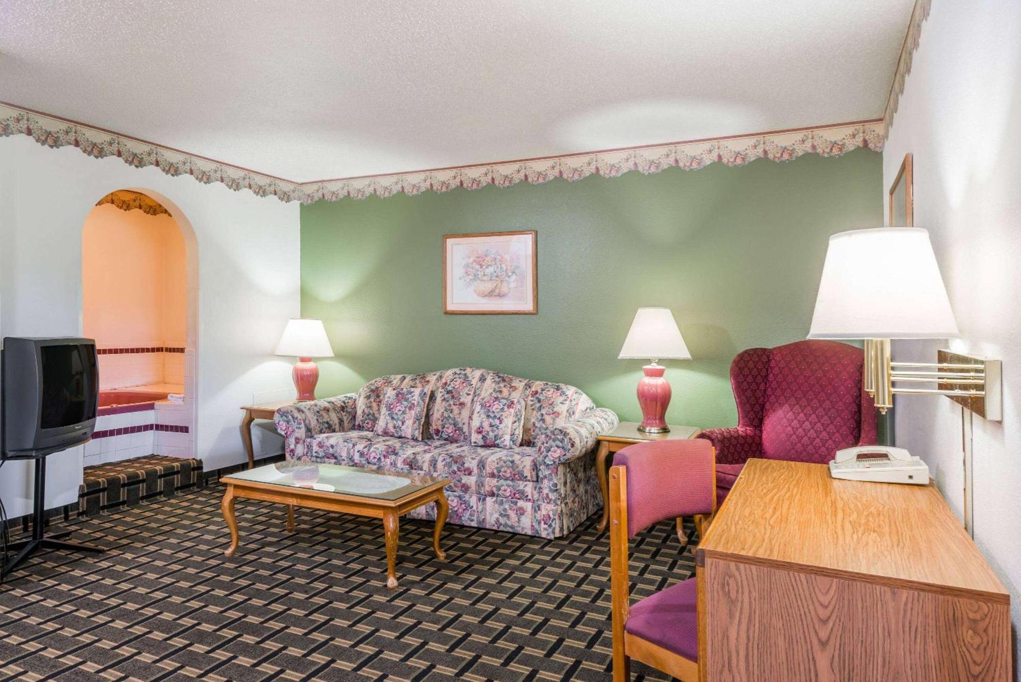 Super 8 By Wyndham Coshocton Roscoe Village Extérieur photo