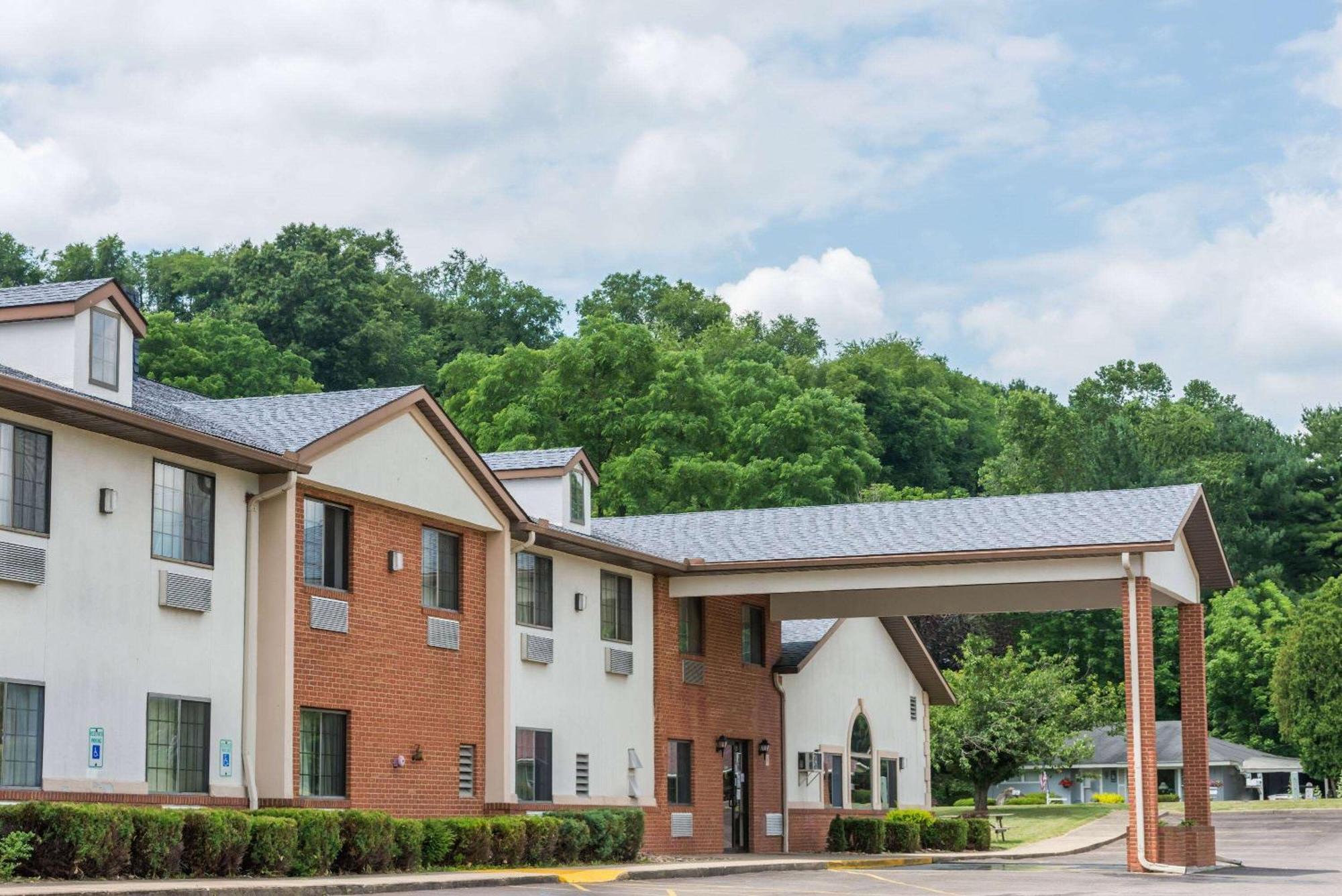 Super 8 By Wyndham Coshocton Roscoe Village Extérieur photo